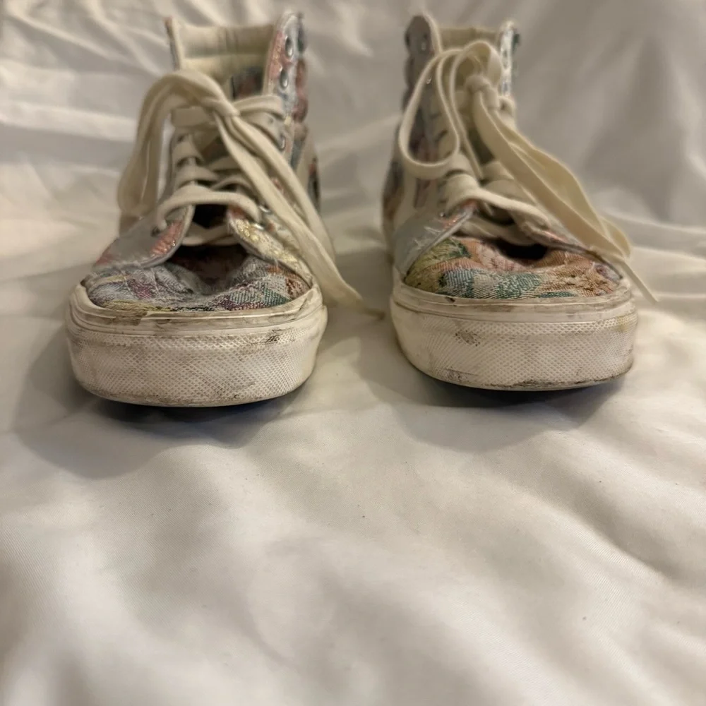 EUC Vans Sk8 Hi Tapestry Skate Shoes in Multi Snow White Floral